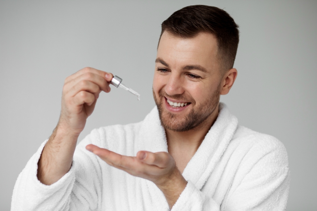 man applicerar harserum