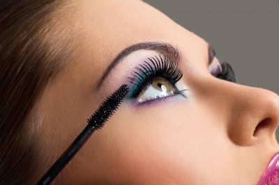 Kom ihåg att betona fransarnas rötter och applicera ett tunt lager för bästa effekt. Ögonfransar med mascara