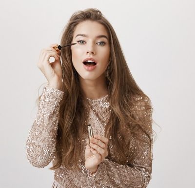En bra mascara ger ett naturligt skönhetslyft. Sätter pa mascara