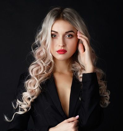 Silverschampo ger en sval och vacker blond look. Blont hår